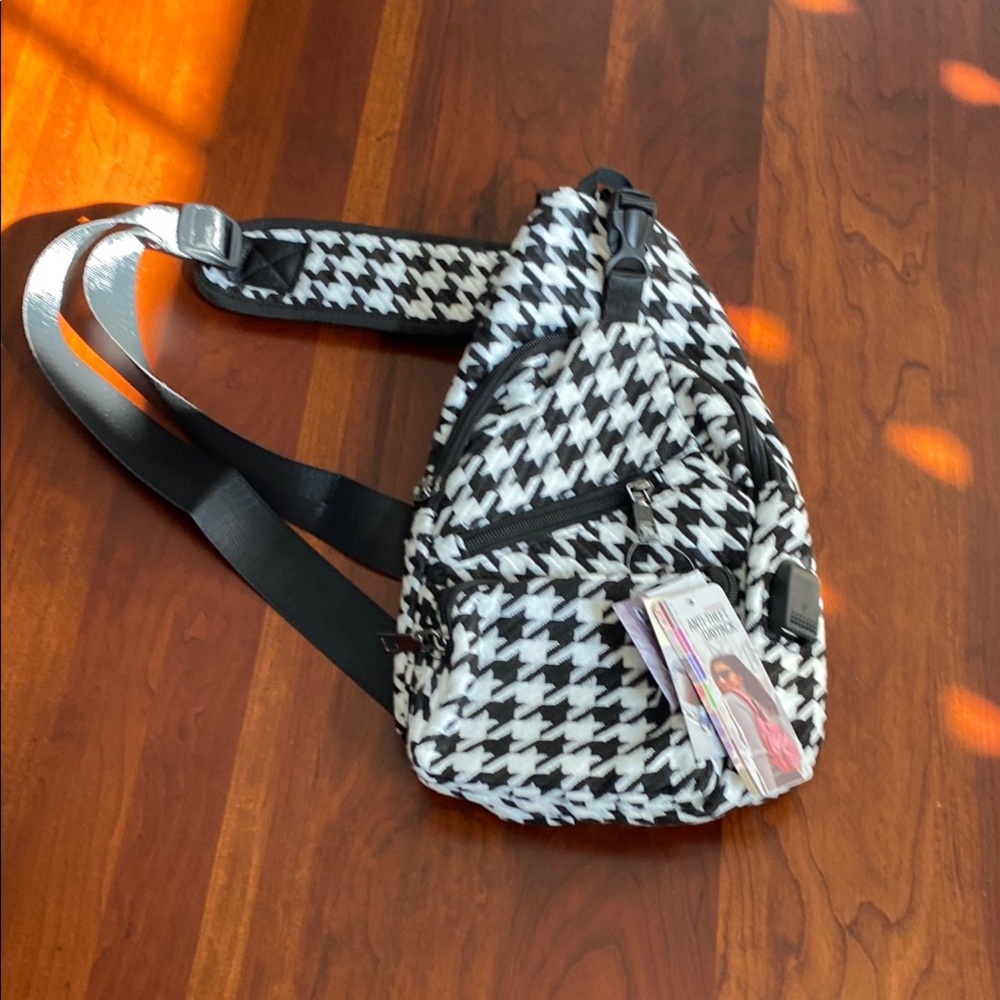 Daypack anti theft. USB charge port to connect to your own charger inside.